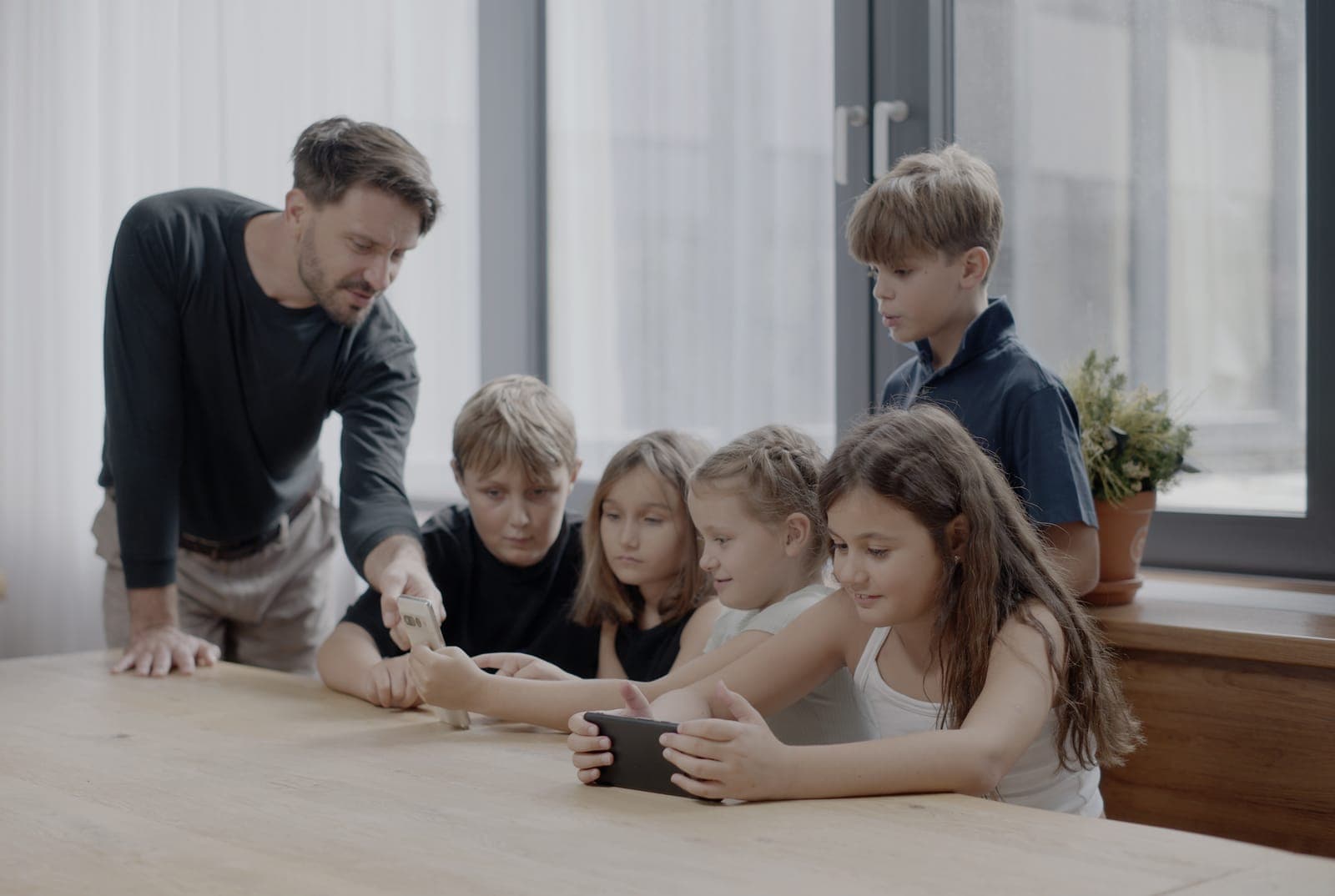 Děti z dětského advisory boardu zkoušejí Skoalu na mobilních telefonech