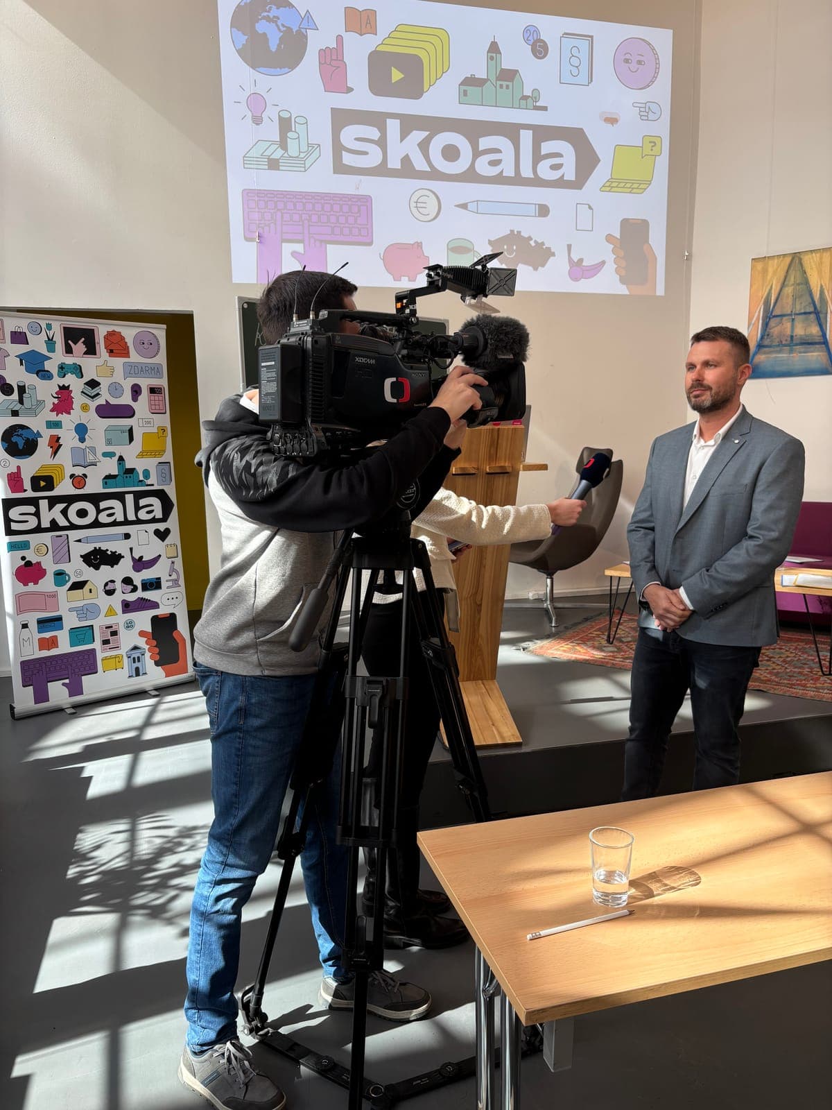 Rozhovor pro Českou televizi při představení Skoaly
