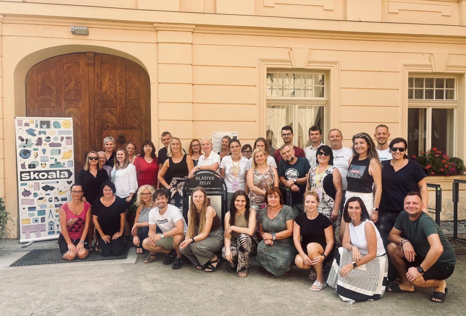 Skupinová fotografie učitelů a týmu Skoaly před klášterem Želiv