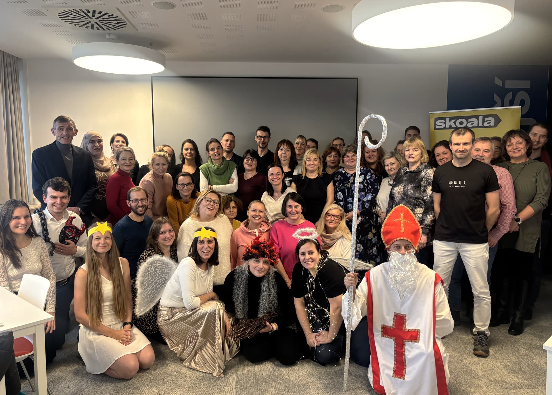 Skupinová fotka z vánočního setkání panelu škol